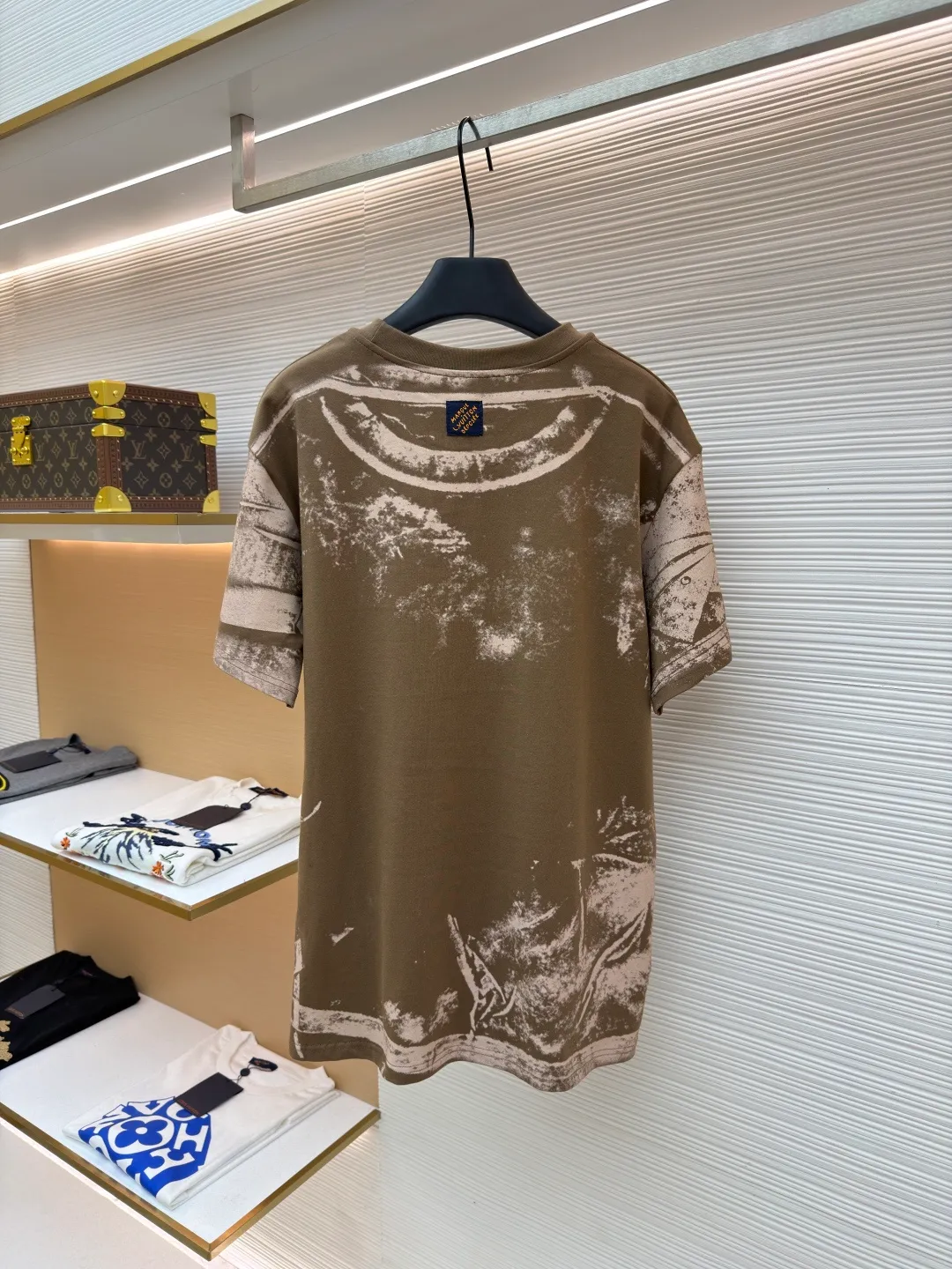 LOUIS VUITTON Overprinted round neck illusion printed short-sleeved T-shirt ●Original version: Purchased and developed by 8563 ●Item number: 1682465-A20 ●Fabric: 100% cotton ●Technology: Printing ●Color: Khaki brown ●Version: Fitted version ●Weight: about 305 grams ●Size: S-M-L-XL ●Description: This Louis Vuitton tie-dye lettered short-sleeved T-shirt is made of 260g high-count combed cotton fabric. It has been treated with pre-wash water. The fabric has a soft and skin-friendly touch and a crisp texture, while effectively avoiding the problem of shrinkage and deformation after wearing. The body of the garment uses hand-made tie-dye technology to present a mottled and smudged texture effect. The tie-dye pattern of each piece is unique. It is paired with the classic "Vuitton" letter logo created by embossed silicone printing technology. The printing is processed by high-temperature lamination, which has strong adhesion and is not easy to fall off and crack. The neckline is sewn with double-needle hemming technology and is paired with a ribbed edge design, which is durable and not easy to loosen. The side seams are spliced ​​with embedded clip technology to make the body lines smoother. The overall fabric selection and craftsmanship details continue the brand's high-end clothing standards, taking into account both design and practical wearability. The overall wiring is straight and delicate, the fabric is comfortable and soft, and the color is consistent without color difference. It can be matched with the same style to create a fashionable look and control various occasions. Customized accessories, complete with three standards, same style for men and women!